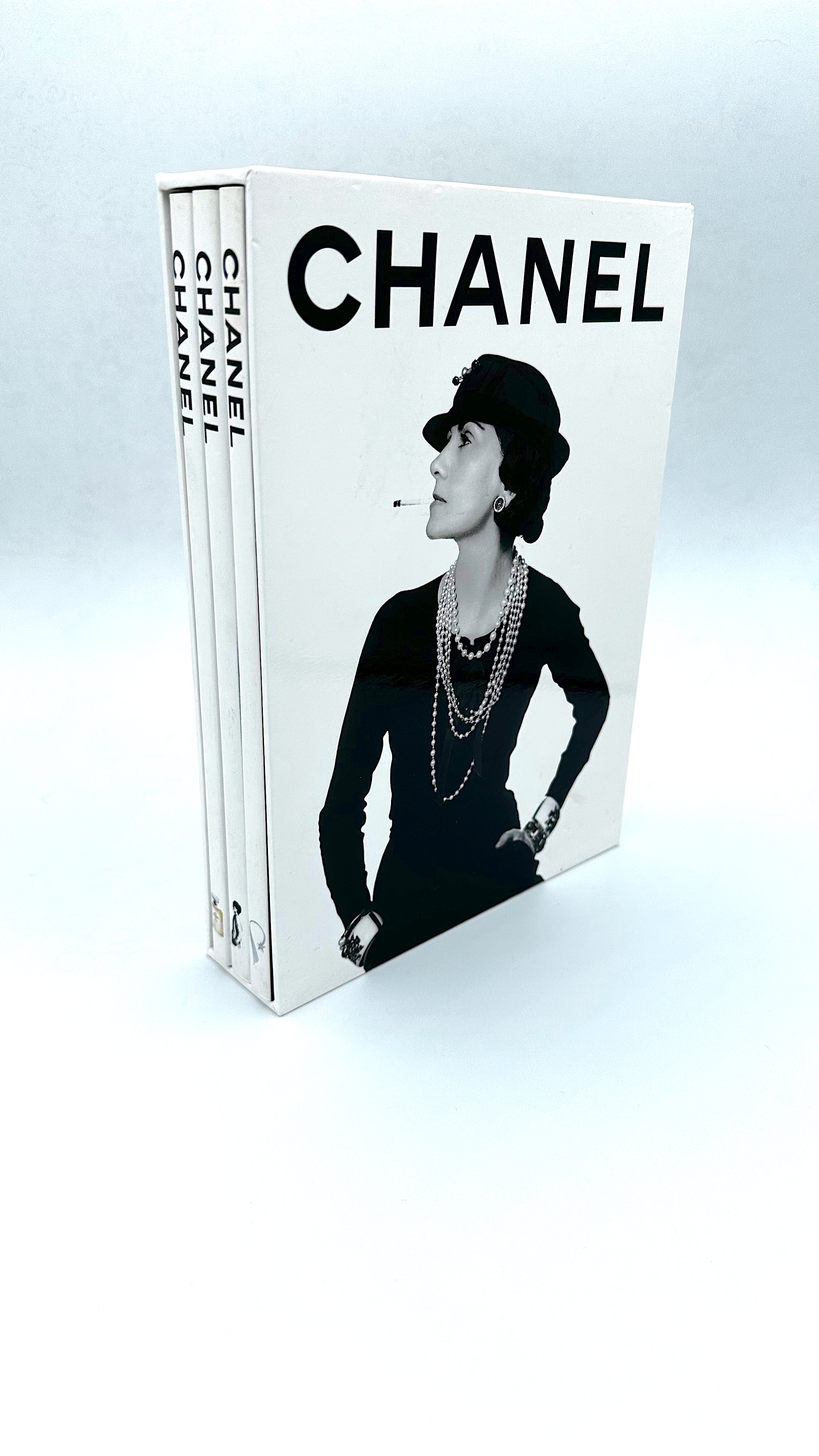 The Little Book of Chanel (Little Books of Fashion, 3): Baxter-Wright,  Emma: 9781780979021: : Books